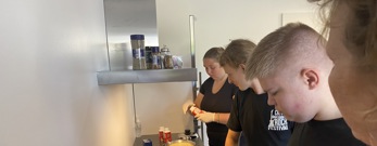 Stu-elever laver mad ved køkkenbord